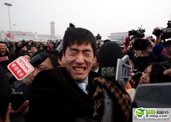 明星委员刘翔被围攻表情最牛最搞笑。