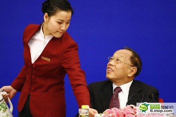 在人民大会堂举行的第一场人大会议新闻发布会上，大会发言人李肇星感谢服务员倒水，尽展其幽默风趣的个人风采。