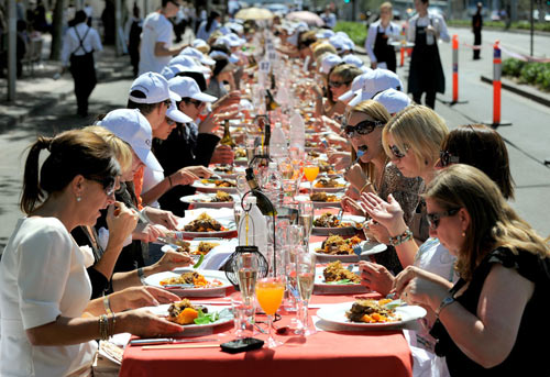 人们在号称“世界上最长的午餐”活动中享受美味佳肴