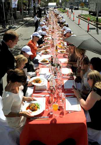 这张桌子有400米长，可以容纳900人就餐