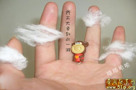 不仅有如来神掌，有猴子，有文字，连缠绕山腰的白云都没漏掉