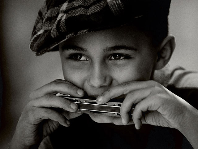 吹口琴的俄罗斯小男孩_摄影_连天红(福建)家具有限公司