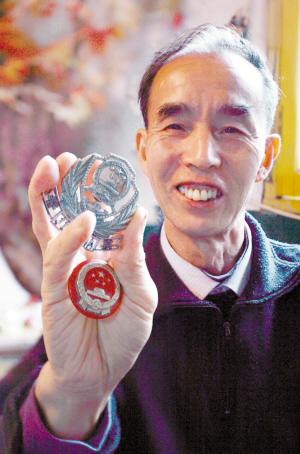 重庆老人收藏警徽达26年