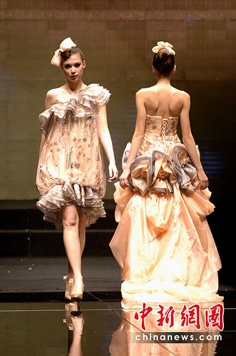 台湾著名设计师蔡美月上演最新婚纱秀(图)_服