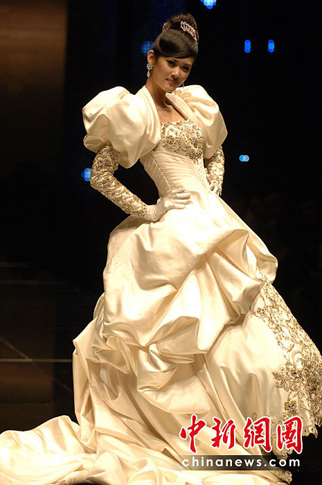 台湾著名设计师蔡美月上演最新婚纱秀(图)_服