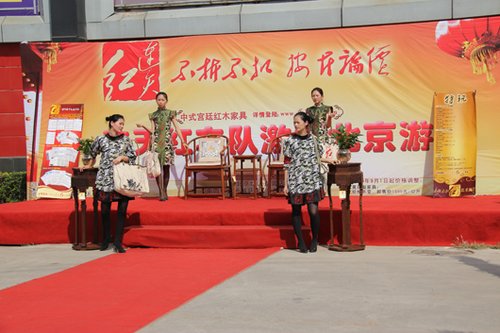 迷彩服饰的车模驾驶七辆牧马人jeep车参加此次巡游.据连天红高清图片