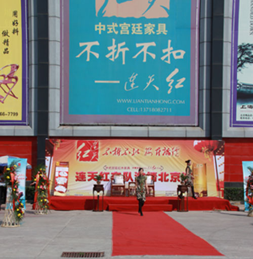 牧马人jeep车,二十多名身着迷彩服饰的美丽车模,就连车手也是高清图片