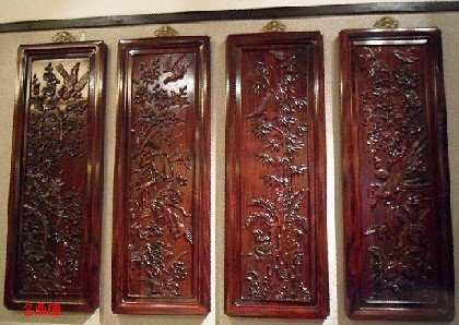 梅兰竹菊挂屏，上面雕刻有梅花、兰花、竹子、菊花，象征高尚的人品