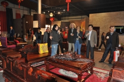 2月11日陈荫夫画展嘉宾慕名参观连天红展厅
