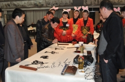 2月11日陈荫夫写兰艺术展嘉宾笔会现场挥毫
