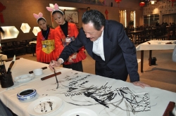 2月11日陈荫夫写兰艺术展嘉宾笔会现场挥毫