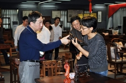 4月27日 中国轻工业联合会副会长杜同和慕名参观连天红，杜副会长欣赏连天红工艺品
