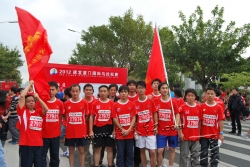 01-08连天红“红”动2012厦门国际马拉松2