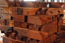 堆放整齐，厚实的木料与科学合理的榫卯结构
