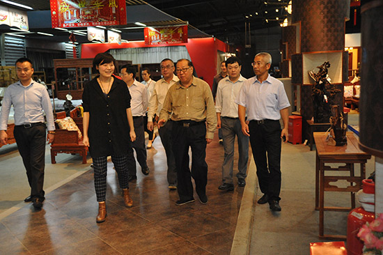 原国务院发展研究中心副主任金人庆莅临连天红参观